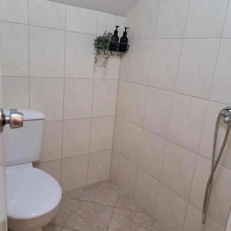 Sixtyships Center Apartman *